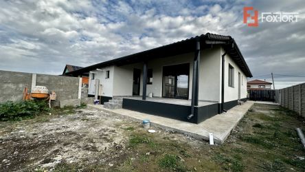 1/2 Duplex 3 camere, 2 bai, pozitie facila in Sag, zona Manastirii - I