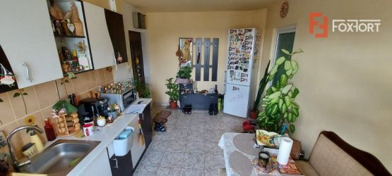 Apartament 2 camere, semidecomandat, 4/5, bloc cu lift, zona Dambovita