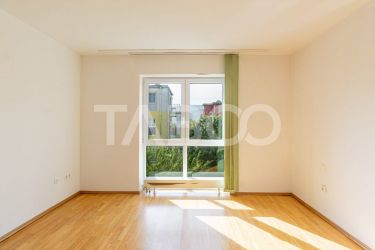 Apartament 3 camere etaj intermediar loc de parcare si boxa de vanzare