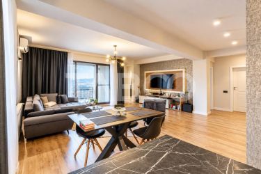 Apartament 3 camere finisaje premim cu priveliste spre oras Iris