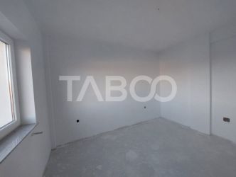 Apartament bloc nou 50 mp utili 2 camere parter parcare privata Sebes