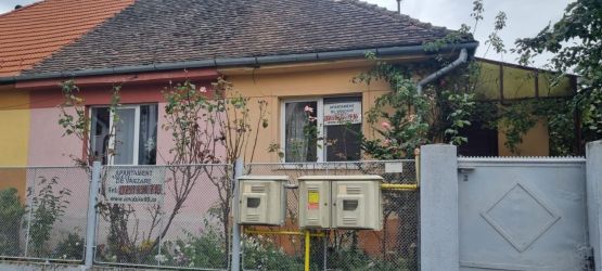  Apartament casa 85mp,PiataCluj,250mp curte str Ion Pop Reteganu nr2 .