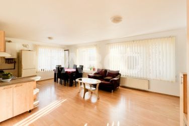 Apartament cu 3 camere cu parcare de vanzare in cartierul Buna Ziua