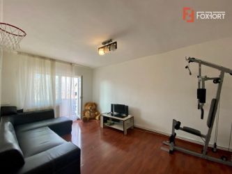 Apartament cu 4 camere, decomandat, etaj intermediar,  centrala propri
