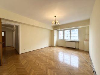 Apartament cu 4 camere, nemobilat, balcoane generoase | in Zona Piata 