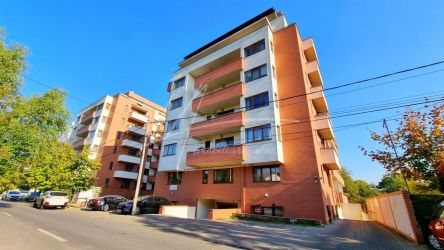 APARTAMENT CU TREI CAMERE MOBILAT, UTILAT SI DOUA LOCURI DE PARCARE IN
