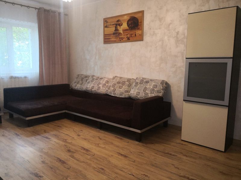 Apartament de inchiriat, 3 camere Decomandat  Nicolina -1