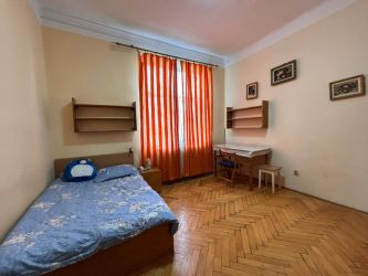 Apartament de inchiriat, 3 camere Semidecomandat  Centru 