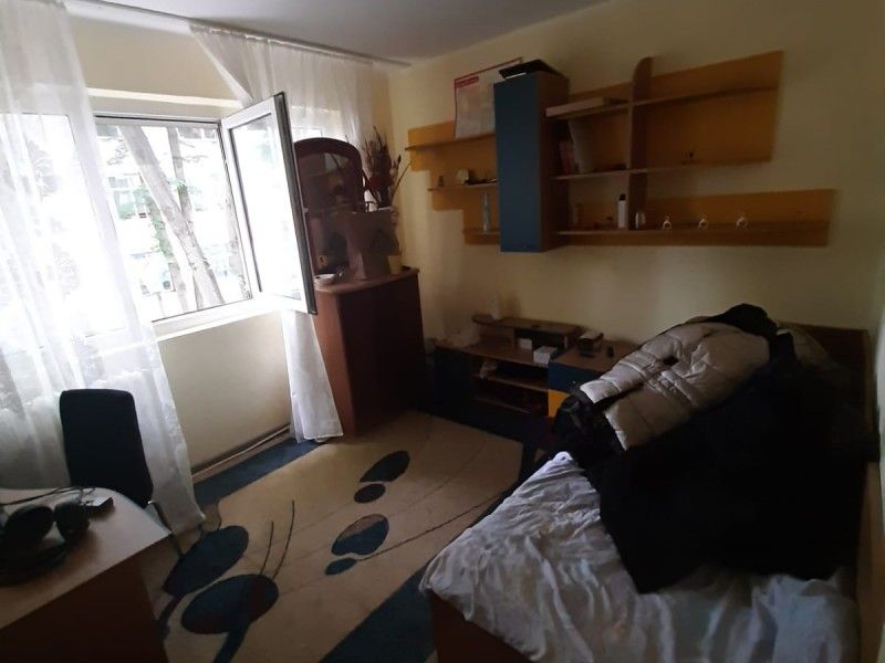 Apartament de inchiriat, 4 camere Decomandat  Tatarasi -9