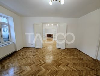 Apartament de inchiriat 4 camere si bucatarie separata Centrul Istoric