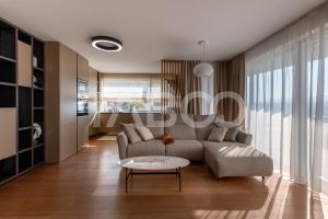 Apartament de lux de vanzare cu 3 camere cu gradina de 200 mp 