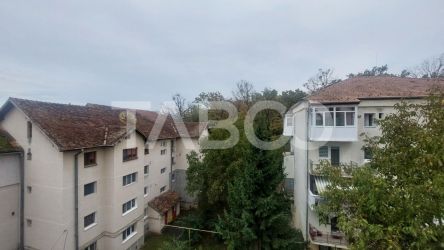 Apartament de vanzare 3 camere balcon si pivnita 60 mp Valea Aurie