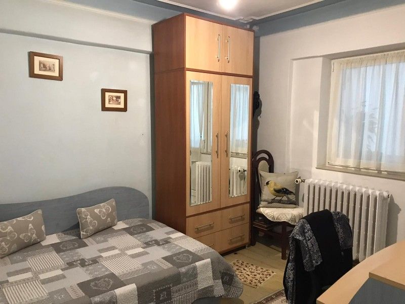 Apartament de vanzare, 3 camere Decomandat  Nicolina -2