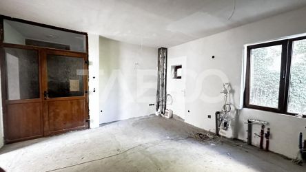 Apartament de vanzare 3 camere nemobilate 56 mpu cu balcon Central
