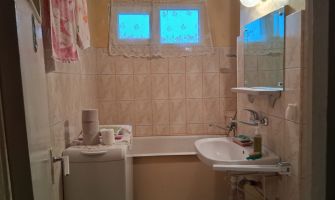 Apartament de vanzare, 3 camere Semidecomandat  Podu Ros 