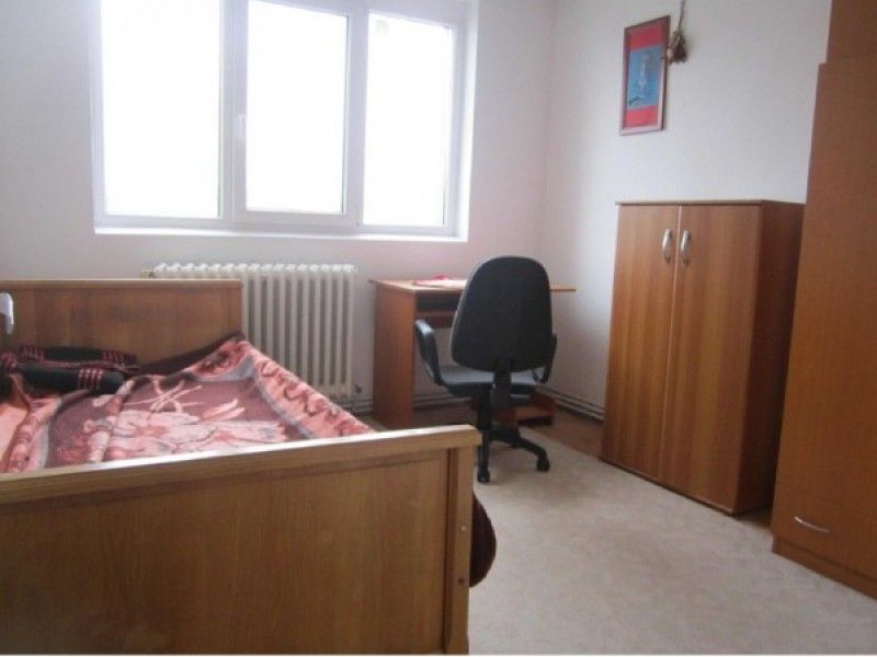 Apartament de vanzare, 4 camere Semidecomandat  Tatarasi -3