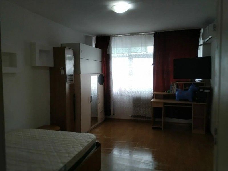 Apartament de vanzare, o camera Decomandat  Podu Ros -2