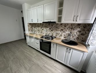 Apartament de vanzare recent renovat 2 camere beci de depozitare