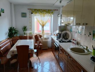 Apartament decomandat 4 camere 78 mp utili mobilat utilat balcon Sebes