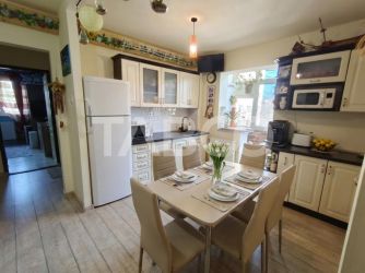 Apartament decomandat cu 3 camere - balcon - etaj 1 -zona Vasile Aaron