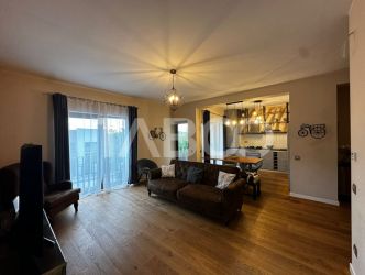 Apartament in vila 3 camere cu 2 bai piscina exterioara cartier Gruia