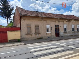 Apartament la curte comuna, cu 2 camere + 521 mp teren intravilan