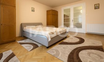 Apartament spatios de vanzare cu 3 camere la etajul 1 in Orasul de Jos