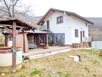 Bijuterie Rurală: Casa cu 5 Camere în Comuna Rășinari, Satul Train