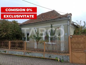 Casa 2 camere 70 mpu si teren liber 2500 mp 2 fronturi Petresti Sebes