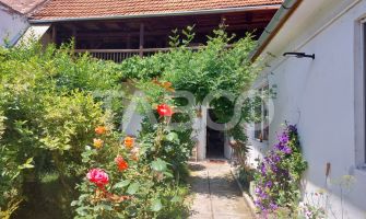 Casa 214 mp utili singur in curte 800 mp teren zona centrala Cisnadie