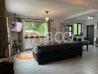 Casa 8 camere 7 bai 284 mp 225mp curte libera in Porumbacu de Sus