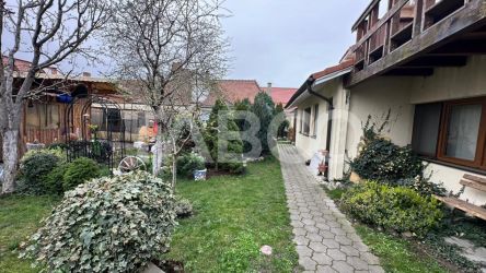 Casa cu 2 apartamente separate cu acces auto garaj  Piata Cluj Sibiu