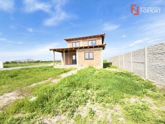 Casa cu 4 camere, interior la gri si exterior la rosu in Sacalaz