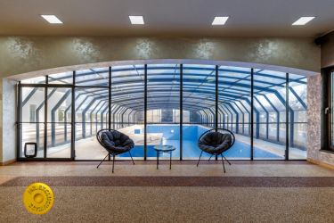 Casa cu jacuzzi, piscina încălzita si crama unde fiecare zi e o petr