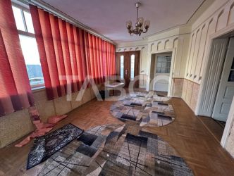 Casa cu potential de investitie 280 mp utili teren liber 2064 Cincu