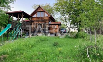 Casa de vacanta de vanzare curte libera de 640 mp in Tropinii Noi 