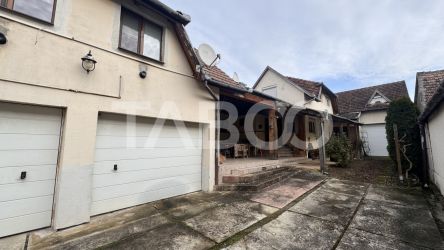 Casa de vanzare 6 camere loc de relaxare garaj teren 669 mp Cornatel