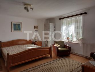 Casa de vanzare cu 2 apartamente separate si teren 500 mp Cisnadioara