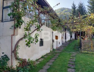 Casa de vanzare cu 2 apartamente separate si teren 544 mp Cisnadioara