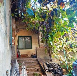 Casa de vanzare cu 3 apartamente si anexa - ID V270