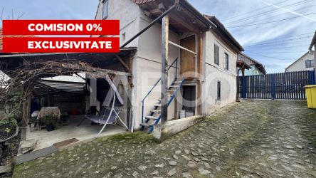 Casa de vanzare cu curte spatioasa loc relaxare si gradina Cornatel 