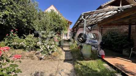 Casa de vanzare cu curte spatioasa loc relaxare si gradina Cornatel 