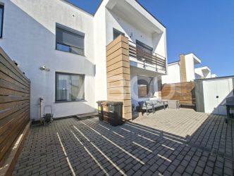 Casa de vanzare in Zavoi cu 3 camere 2 bai curte libera de 50 mp