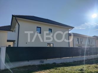 Casa de vanzare individuala 110 mpu 2 locuri de parcare in interior