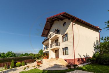 Casă exclusivistă cu vedere panoramică, piscină și grădină - De