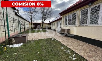 Casa familiala pentru locuit sau vacanta , spatioasa si confortabila .