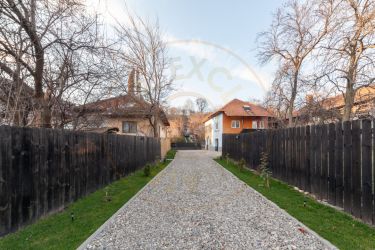 Casă + garaj modern de 80 mp pe teren de 782 mp în Câmpulung