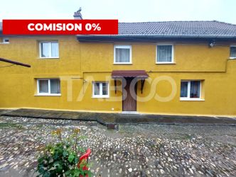 Casa in zona centrala 5 camere 2 bucatarii 3 bai curte comuna Cisnadie