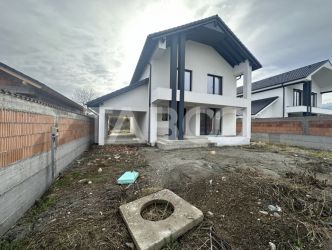 Casa individuala cu 4 camere 2 bai  – 500 mp teren 2 terase carport