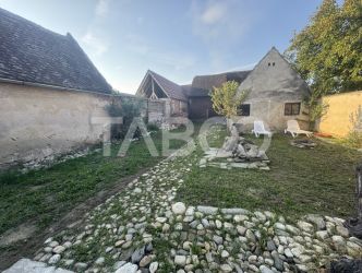 Casa individuala cu 4 camere pivnita si teren 664 mp Cristian Sibiu